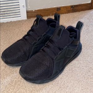 Black women’s Puma tennis shoes